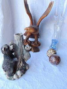 lot 90 image: BEAR DESK STATUE, GOLD & MARRON DECORATIVE BLLS WOODEN EAGLE  16 GLASS CHAMPANGE FLUTE HOLDER W 2 BASELESS FLUTES