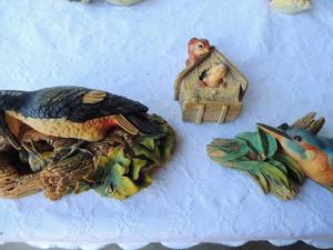 lot 92 image: BOSSONS ENGLAND CHALKWARE - CHIPMUNKS 1967  6 34  HUMMINGBIRDS 1971  9 14  WOODPECKER  1968  12