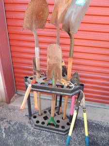 lot 100 image: YARD TOOLS & TOOL STAND - INCLUDES  FLAT SHOVELS, ANGLED SHOVEL, YARD SCISSORS, HEDGE TRIMMERS, FISKARS LOOPERS,  , YELLOW LOOPERS