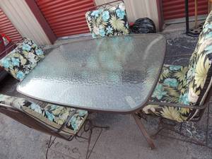 lot 107 image: Patio Furniture - PATIO TABLE  37.5 x 59.5 x 28  AND  x 4 CHAIRS  with cushions