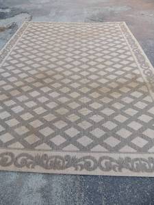 lot 108 image: Patio rug 91x129 gray design