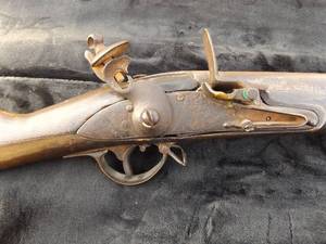 lot 29 image: PRE CIVIL WAR CONTACT FLINT LOCK MUSKET Unknown Maker -, HAS ROD WITH - 28 BARREL -32 TOTAL LENGTH IS 47 BRASS BUTT PLATE,  HAS PATINA , STOCK HAS A FEW CRACKS  - COMES IN A NEW GUN CASE