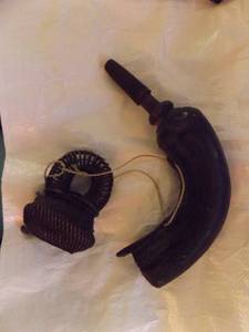 lot 42 image: ANTIQUE POWDER HORN  - WOOD CAP,  11.5 INCHES TOTAL LENGTH, 2.5 DIAMETER