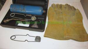 lot 10 image: Bernz-O-Matic propane torch kit and leather welding gloves