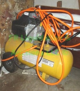 lot 33 image: Campbell Hausfeld 15 gallon HL421500 Oil-Lubricated Compressor plus hose