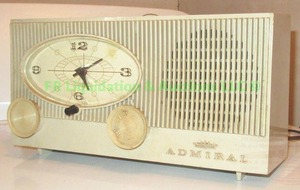 lot 38 image: Retro 1962 Admiral chaperone clock radio, electric cord needs reattached