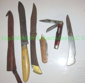 lot 51 image: Assorted vintage and modern knives
