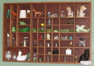 lot 87 image: Trinket collectibles display box includes collectibles, 24 x 16