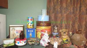 lot 95 image: Commercial novelty tins and ceramic figures, contents of shelf