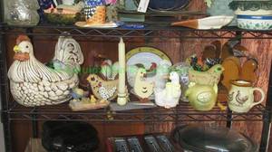 lot 97 image: Rooster & Hen ceramic and wood decor figures and more, contents of shelf