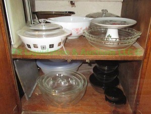 lot 253 image: Assorted glass bakeware plus