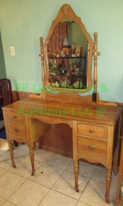 lot 104 image: Vintage solid maple wood vanity desk with mirror, 69 x 46 x 18