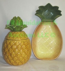 lot 114 image: California ware ceramic pineapple serving tray and ceramic cookie jar
