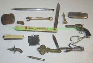 lot 181 image: Assorted collectibles including Promotional Dole Banana knife, Keyknife and more