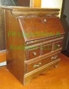 lot 250 image: Desk top jewelry music box