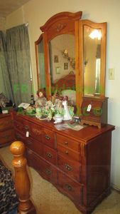 lot 256 image: Knotted pine wood vanity dresser with mirror (contents not included)