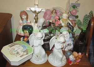 lot 213 image: Assorted figurines and more