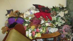 lot 218 image: Artificial flowers and holiday decor
