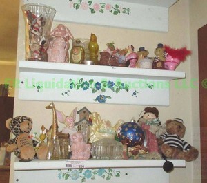 lot 204 image: Assorted collectibles as shown