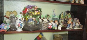 lot 121 image: Assorted ceramic and glass collectibles contents of one shelf