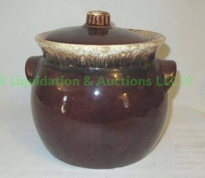 lot 124 image: Genuine Hull ceramic bean pot with lid