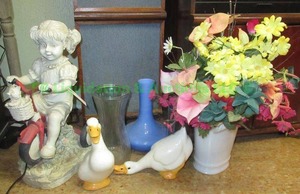 lot 140 image: Assorted vases, figurines plus