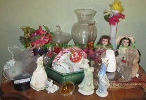 lot 145 image: Assorted ceramic and glass collectibles as shown