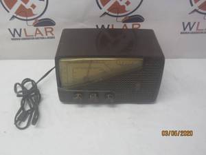 lot 26 image: VINTAGE ZENITH AMFM LONG DISTANCE RADIO&nbsp