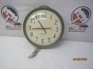 lot 29 image: SETH THOMAS WALL CLOCK 14.5 DIA&nbsp