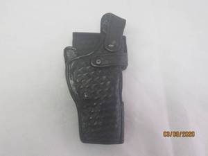 lot 39 image: DON HUME BLACK LEATHER HOLSTER H746