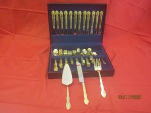 lot 62 image: 70PC GOLD&nbsp INTERNATIONAL CHINA SILVERWARE IN CASE&nbsp