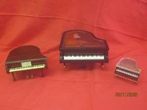 lot 65 image: VINTAGE PIANO MUSICJEWELRY BOXES 3 TOTAL