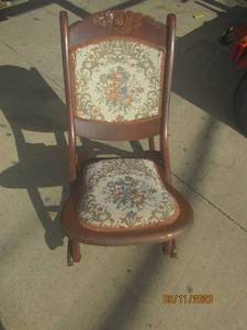 lot 81 image: VINTAGE FOLDING ROCKING CHAIR MADE IN TAIWAN
