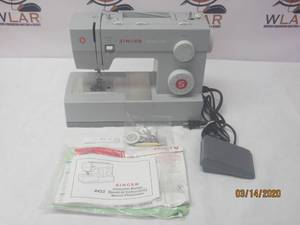 lot 131 image: SINGER 4423&nbsp HEAVY DUTY SEWING MACHINE&nbsp