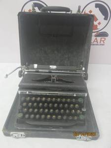 lot 148 image: VINTAGE ROYAL DELUXE TYPEWRITER&nbsp
