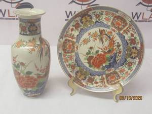lot 162 image: VINTAGE 10 JAPAN GOLD TRIM VASE &amp 10.5 DIAM PLATE&nbspRIM OF VASE HAS SOME REPAIR SEE PIC&nbsp