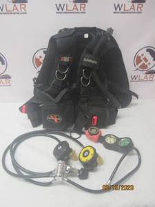 lot 176 image: DACOR SCUBA JACKET SIZE SMALL &amp REGULATORS&nbsp