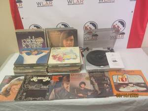 lot 189 image: INNOVATIVE TECHNOLOGY ITUT-201SVR USB TURNTABLE &amp 100 VINYL RECORDS&nbsp