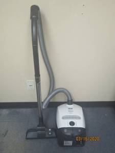 lot 196 image: MIELE CLASSIC C1 OLYMPUS POWERLINE&nbsp MODEL&nbsp SBANO