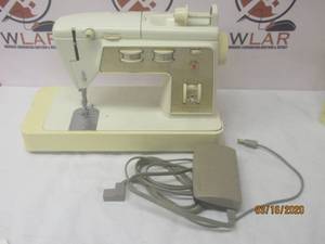 lot 211 image: SINGER TOUCH AND SEW GOLDEN SEWING MACHINE DELUXE ZIGZAG 750