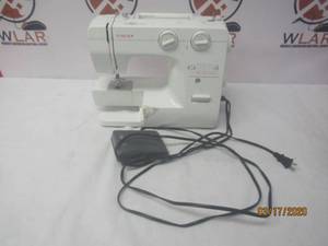 lot 224 image: SINGER E99670 50T8 SEWING MACHINE&nbsp