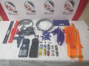lot 282 image: HOT WHEELS 6 IN 1 TARCK WITH 10 CARS AND 2 BOOSTERS ENOUGH TO MAKE 2 WORKING TRACKS