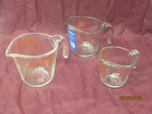 lot 315 image: TOTAL OF 3 PYREX ANCHOR HOCKING GLASS MEASURING CUPS