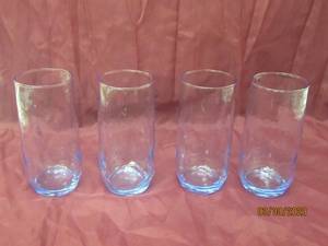 lot 318 image: TOTAL OF 4 VINTAGE LIGHT BLUE DRINKING GLASS TUMBLERS
