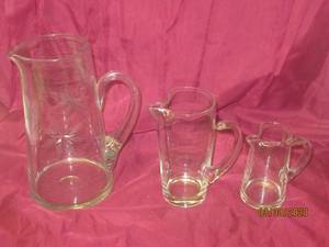 lot 323 image: TOTAL OF 3 VINTAGE WATER PITCHERS