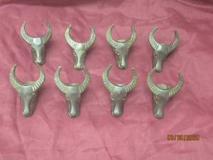 lot 324 image: TOTAL OF 8 WOOD CARVED BULL HEAD NAPKIN RINGS&nbsp