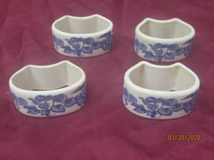 lot 326 image: TOTAL OF 4 MADE IN KOREA BLUE FLORAL DESIGN PORCELAIN NAPKIN RINGS