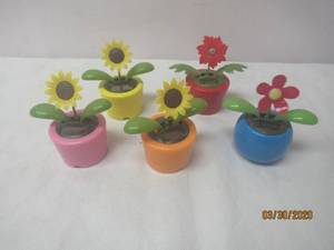 lot 330 image: TOTAL OF 5 SOLAR DANCING FLOWERS&nbspFOR CARS ,DASHBOARDS,OFFICE ,DESK DECOR&nbsp