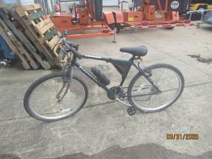 lot 332 image: MENS 8 SPEED HUFFY MOUNTAIN BIKE