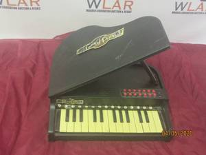 lot 355 image: TABLE TOP GRAND PIANO WITH 14 DEMO SONGS AND 10 RHYTHMS BATTERY OPERATED&nbsp
